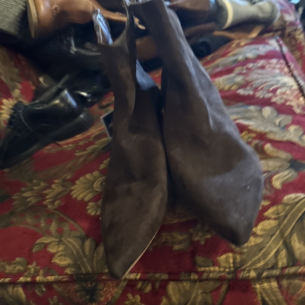 Tahari Charcoal Grey Suede Ankle Boots, Sz 7.5